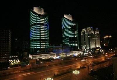 Twin Towers at night illuminated against the dark city skyline.