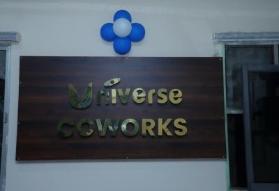 Close-up of the wooden reception signage with blue and white balloons.