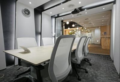 Spacious meeting room with ergonomic chairs and a projector.
