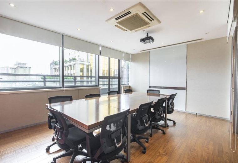 Plaza of Zhejing Foreign Economics and Trade, Yan’an Road, Hangzhou