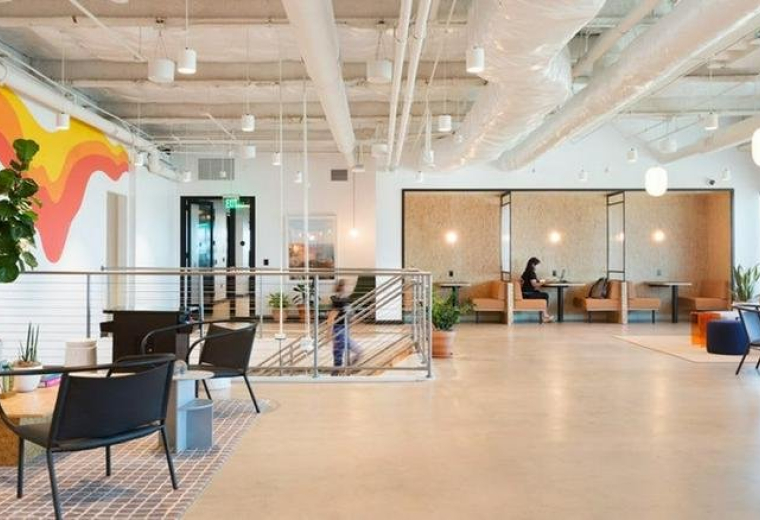 Spacious communal lounge at 18-3 Nonhyun-dong, Gangnam-gu, Sinsa, Seoul with a colorful mural and booth seating.