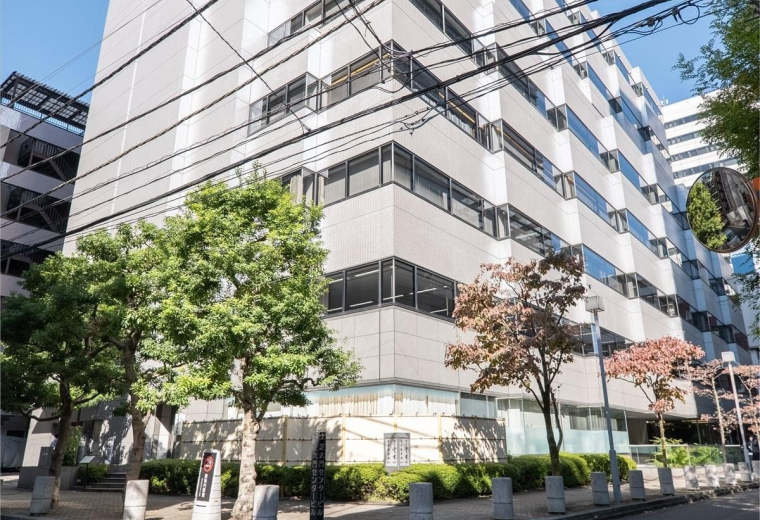 Spacious communal lounge and coworking area at 10F Shiba Daimon Centre with natural light and wooden floors.