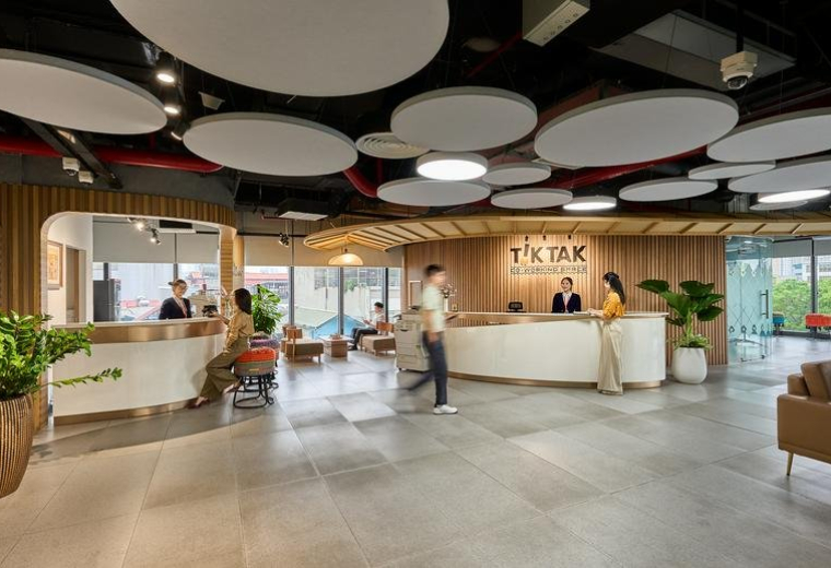 Modern reception lobby at 1152 Đường Láng with wood paneling and circular ceiling lights.