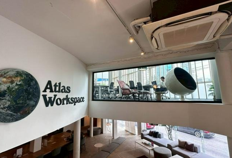 Spacious reception area with branded signage at 18, Thanon Ratchadaphisek.