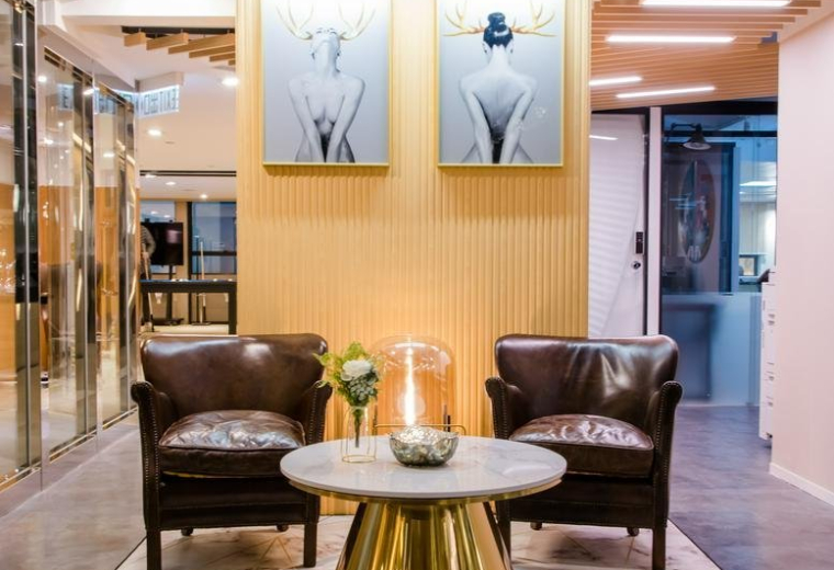 Bright lobby of 3/F Eton Tower, 8 Hysan Avenue featuring leather armchairs and art.