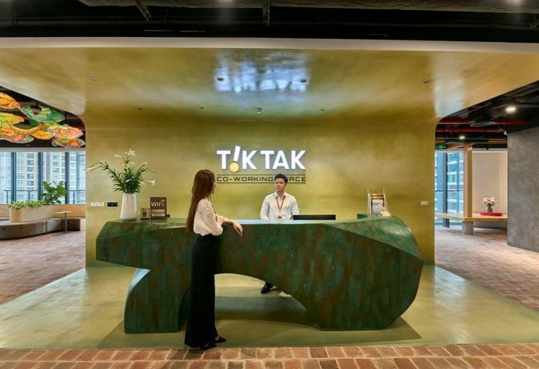 Modern lobby and reception at 677, Đường Lạc Long Quân, Tay Ho with a unique sculpted desk and warm lighting.