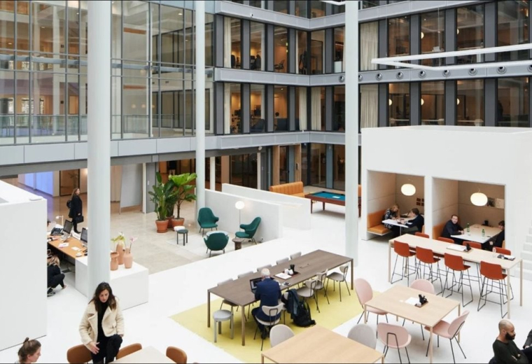 Spacious multi-level atrium at 72/F At No. 393, Jianxiang Road, Dingwangtai Stree,Furong District, Changsha City.