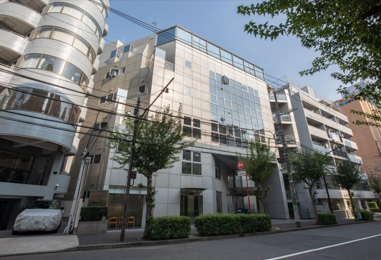 Exterior view of the modern glass and stone facade at Ebisu Minami, 4F Dai 21 Arai Building.