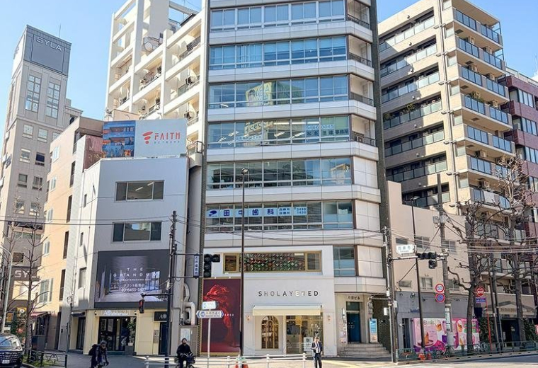 Exterior view of the multi-story glass and concrete Hayano building, Nishiazabu2-13-12, Minato-ku.