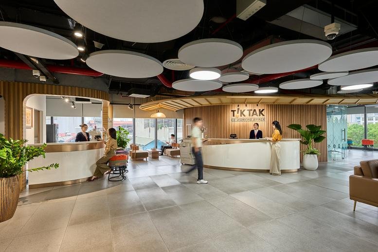 Modern reception lobby at 1152 Đường Láng with wood paneling and circular ceiling lights.