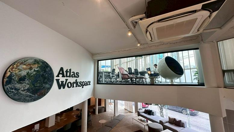Spacious reception area with branded signage at 18, Thanon Ratchadaphisek.