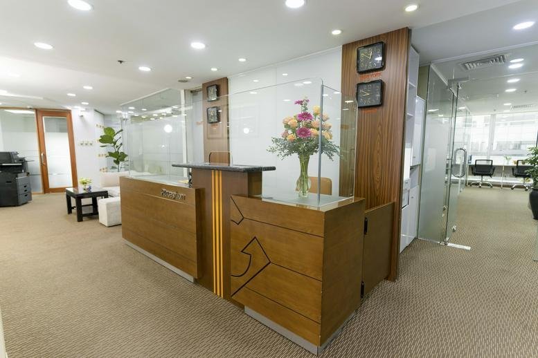 Spacious wood-paneled reception area at 37, Đường Tôn Đức Thắng with floral centerpiece.