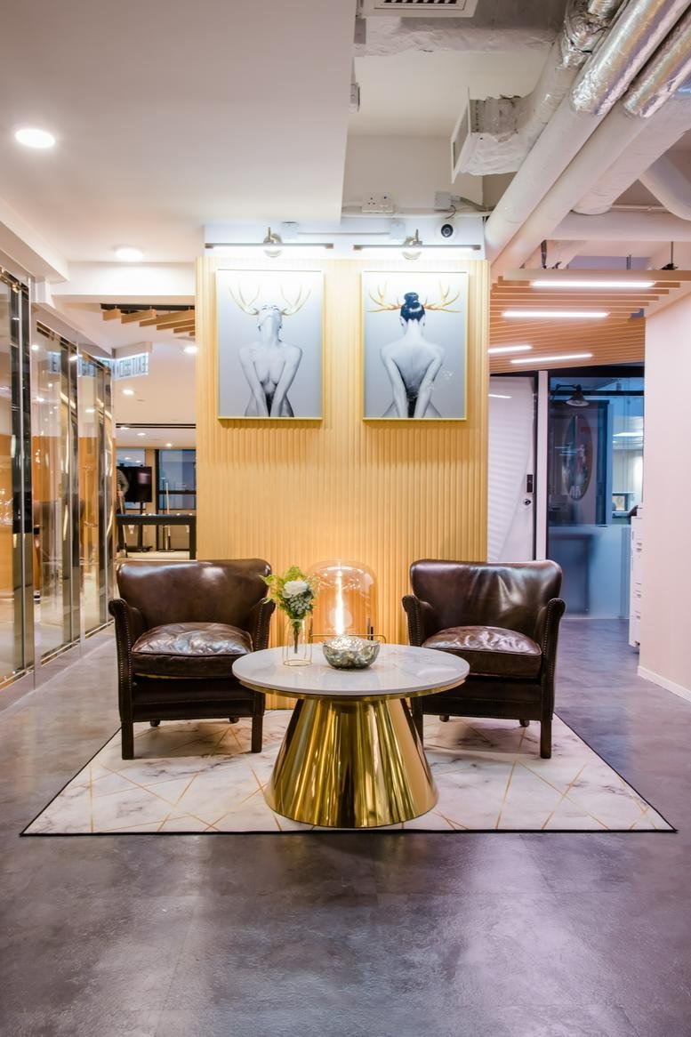 Bright lobby of 3/F Eton Tower, 8 Hysan Avenue featuring leather armchairs and art.
