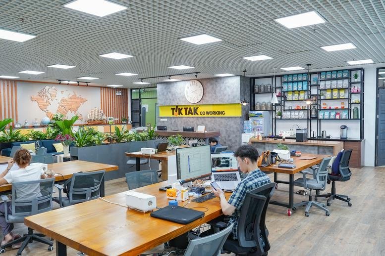 Spacious open-plan workspace at 48, Đường Lê Văn Lương, Yên Hòa with wooden desks and plants.