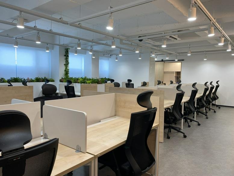 Spacious open-plan workspace at 4F, 4-1, Muhakbong 28 gil, Seongdong-gu with modern desks and track lighting.