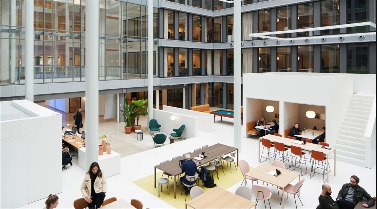Spacious multi-level atrium at 72/F At No. 393, Jianxiang Road, Dingwangtai Stree,Furong District, Changsha City.