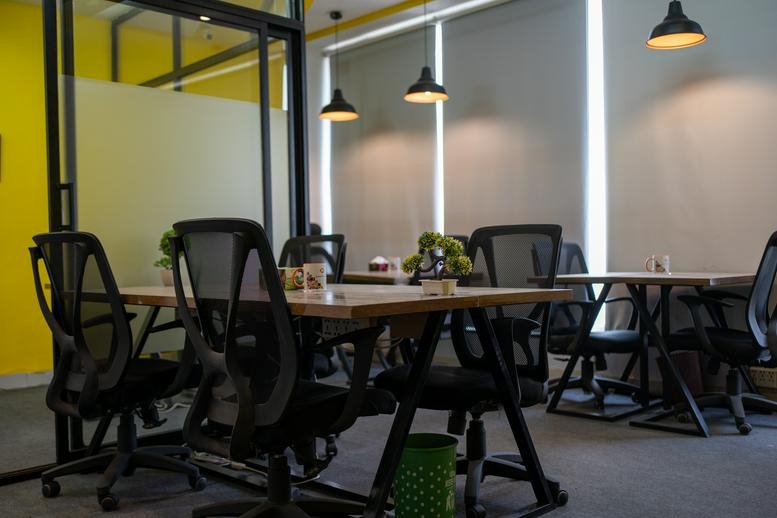 Spacious co-working area at Caramel Space, DHA Phase 5, featuring large tables and ergonomic chairs.