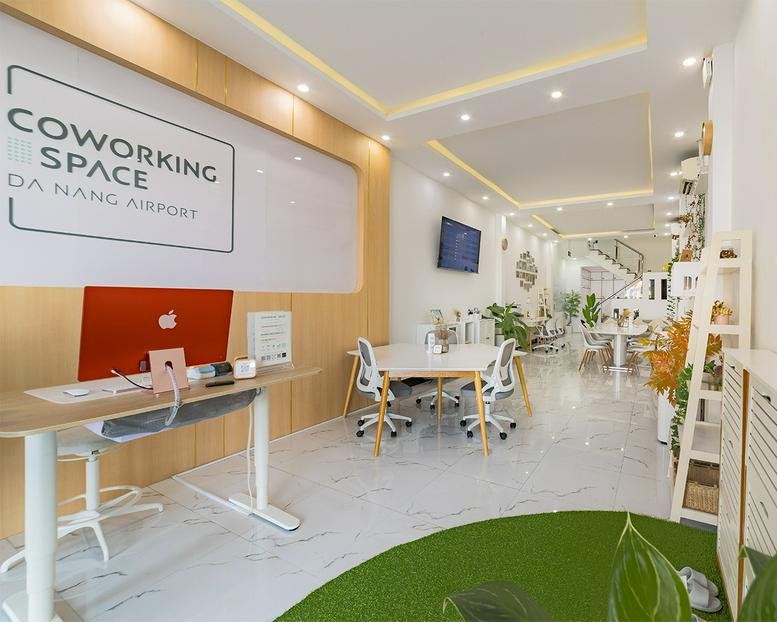 Reception and coworking area at 212, Đường Nguyễn Tri Phương, Da Nang with wooden accents and bright lighting.