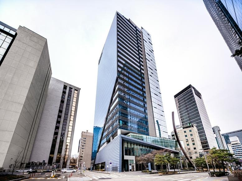 Exterior view of the contemporary glass and steel skyscraper known as Ferrum Tower.