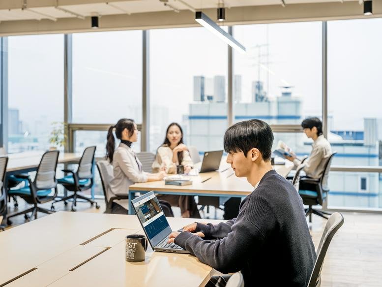 Spacious communal coworking area at The Pinnacle Gangnam, 8F & 9F, 343 Hakdong-ro with city views.