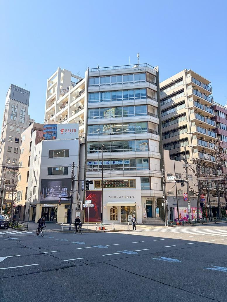 Exterior view of the multi-story glass and concrete Hayano building, Nishiazabu2-13-12, Minato-ku.
