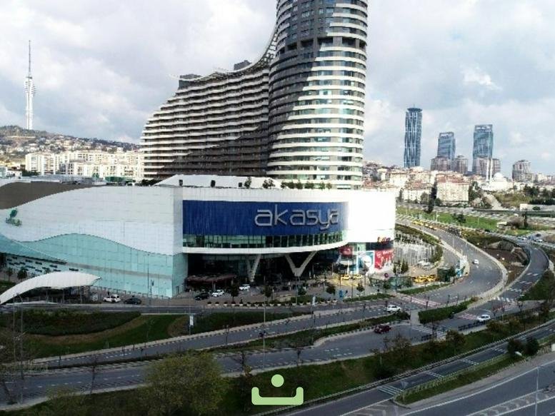 Exterior view of the modern Akasya building at 25, Çeçen Sokağı, Acıbadem.