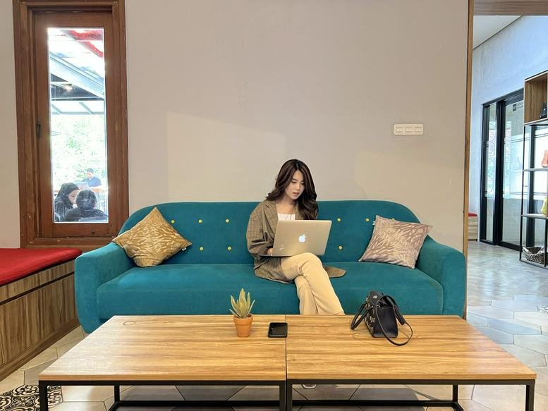 Spacious communal lounge at Ground Floor, Jalan Trunojoyo No. 11, Citarum, Bandung, Indonesia with a teal sofa.