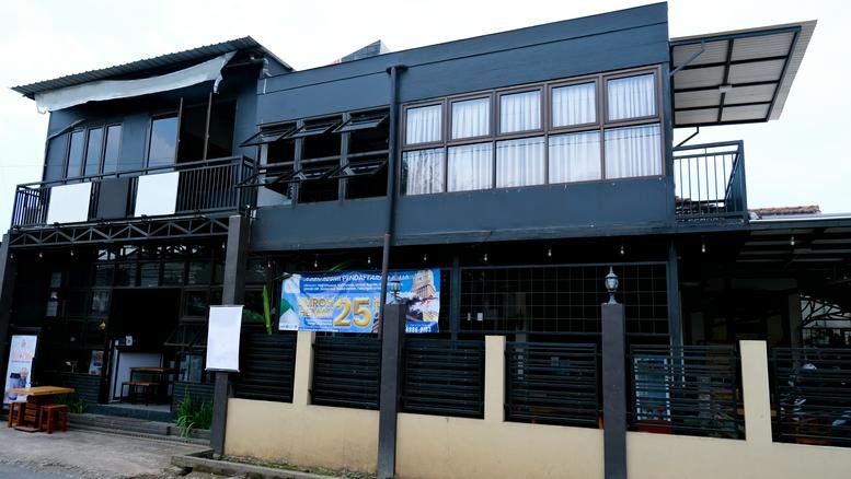 Exterior view of the dark modern building at Jl. Terusan Wisnu Wardana barat No. kavling 4.