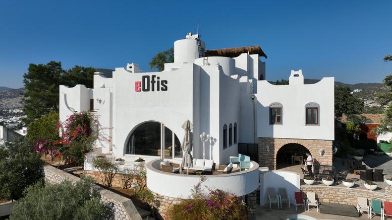 Exterior view of Yüksel Çağlar İş Merkezi building with white facade.