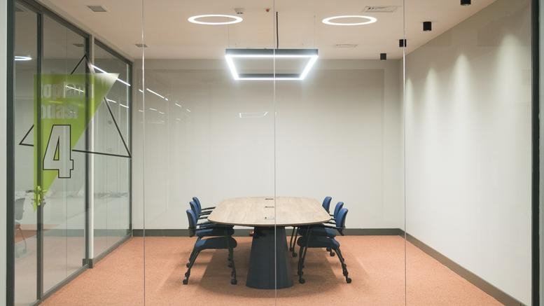 Meeting room at Universiteler mah. No: 3, 1597. Caddesi, Zemin Kat, Ankara with oval table and blue chairs.