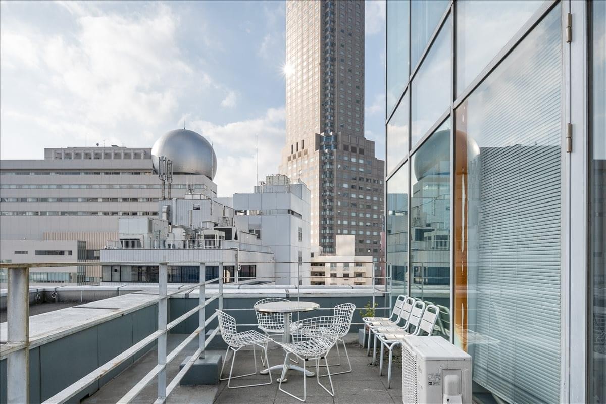 Rooftop terrace with seating and view of the Fuji building 40 in Sakugaoka-cho.