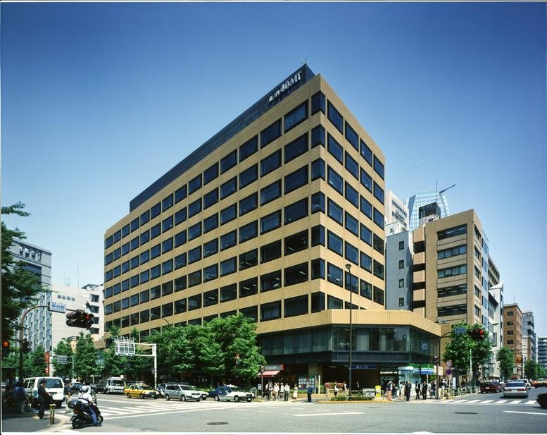 Exterior view of the multi-story tan and glass facade of the Toranomon 40 MT Building.