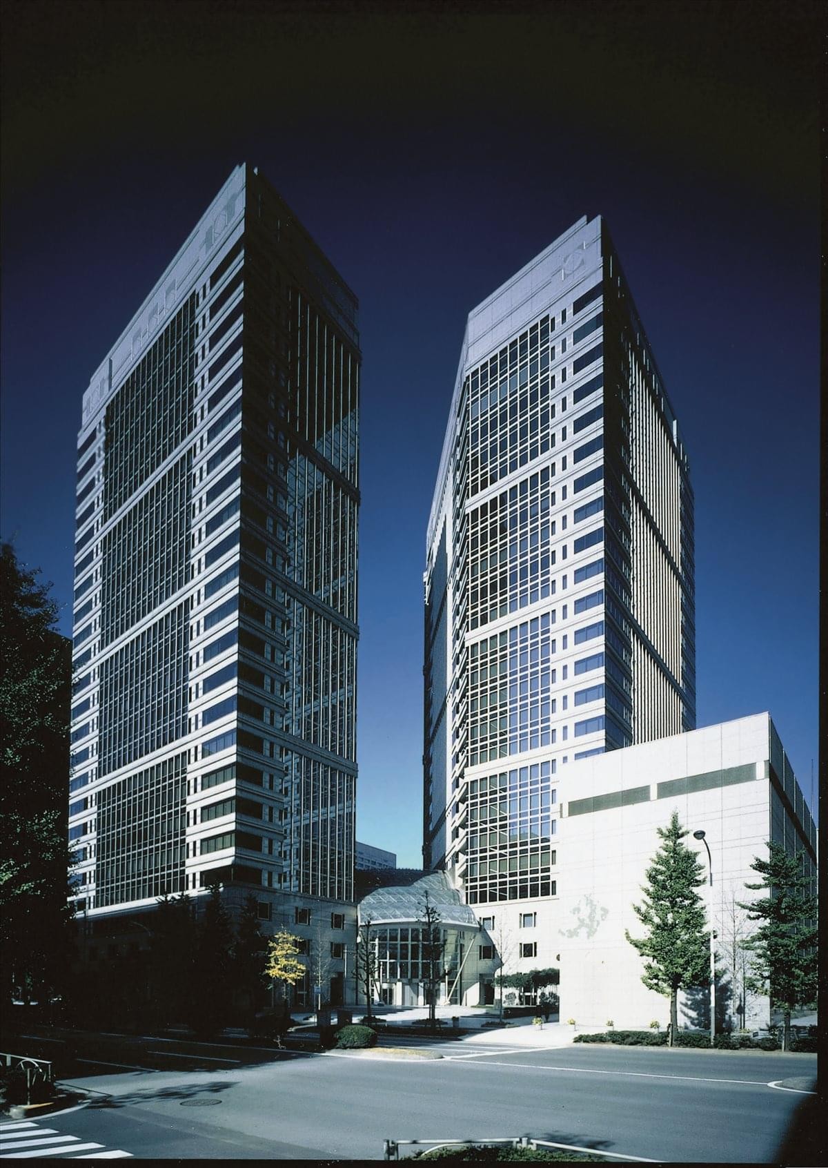 Exterior view of the twin skyscrapers at Otemachi First Square, East Tower.