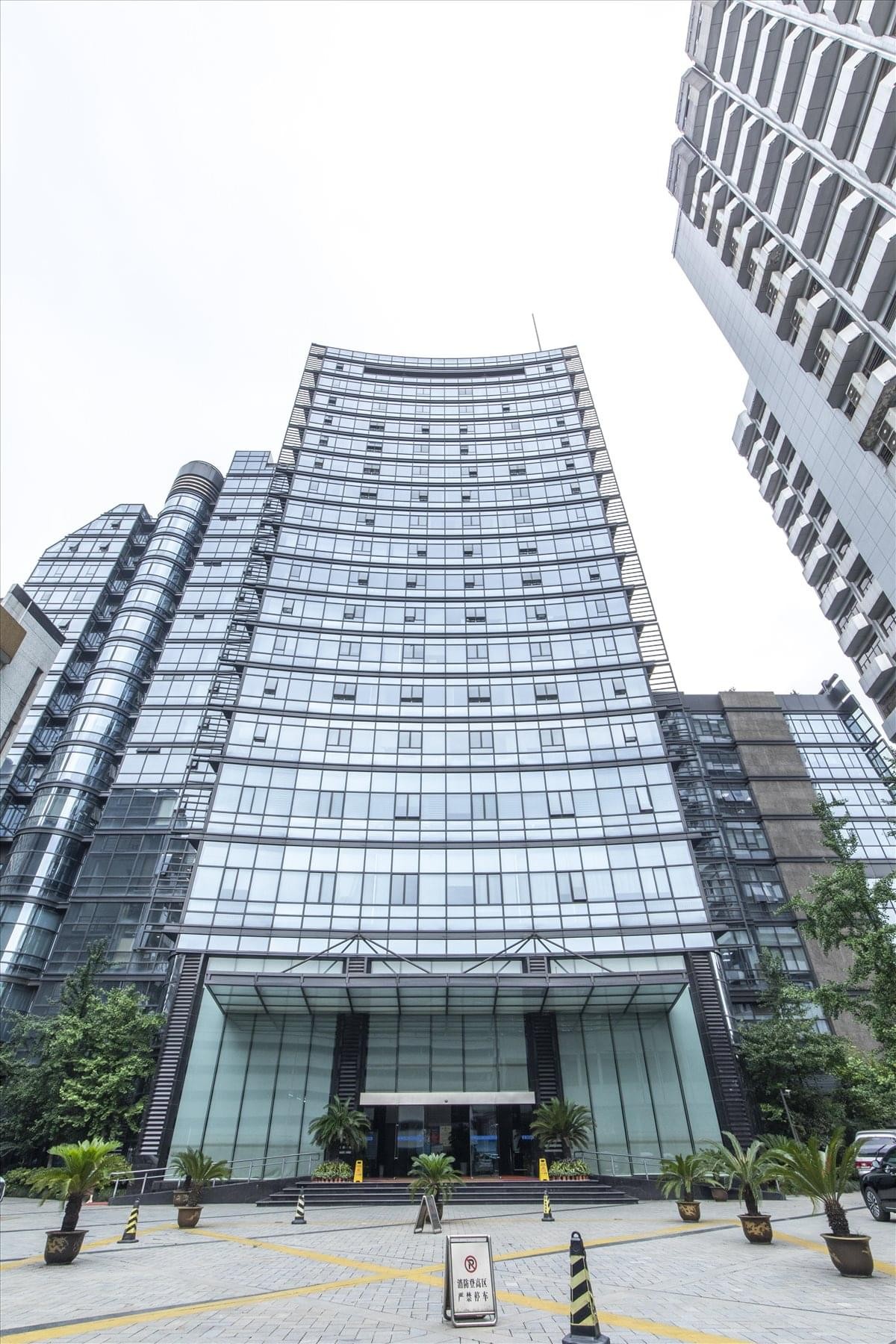 Exterior of the glass-facade Plaza of Zhejing Foreign Economics and Trade, Yan’an Road.