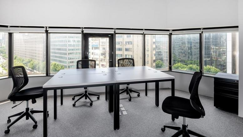 Spacious open-plan workspace at 10F, 235 Zhong Xiao East Rd, Section 4 with panoramic city views.