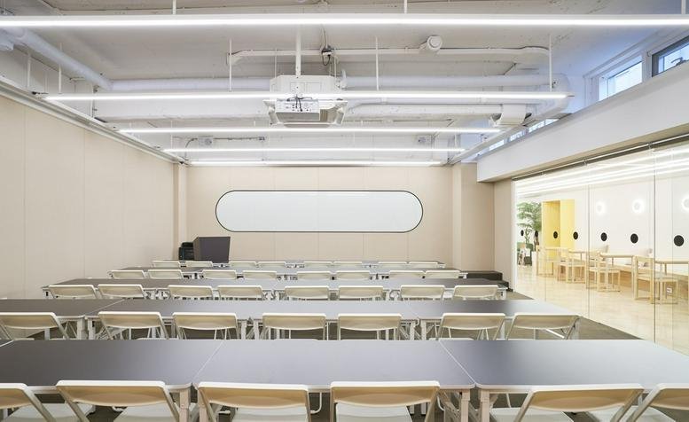 Spacious lecture-style seminar room at 11, Yeongdong-daero 106-gil, Gangnam-gu, Samsung 4, Seoul.
