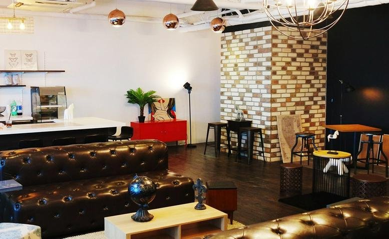 Spacious communal lounge at 146, Teheran-ro, Yeoksam 2 with leather sofas and a feature brick wall.