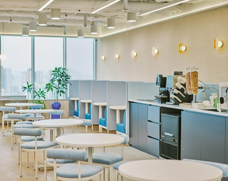 Bright breakout area at 15 Yeongjung-ro, Times Square, featuring cafe seating and city views.