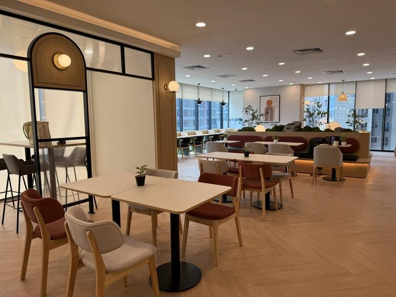 Spacious coworking lounge at 158, Jalan Peel, Maluri, Kuala Lumpur featuring natural light and diverse seating.