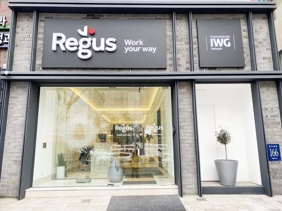 Street level exterior of the Regus entrance at 166 Apgujeong Ro, Dionei Building.