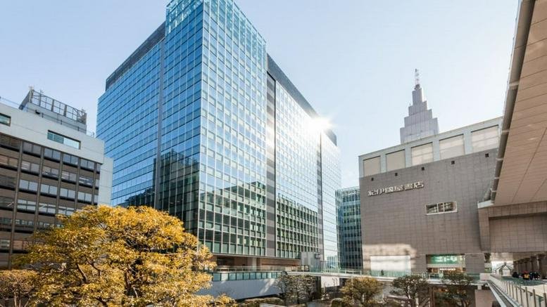 Exterior view of the glass-facade 16F Link Square Shinjuku building under a clear blue sky.