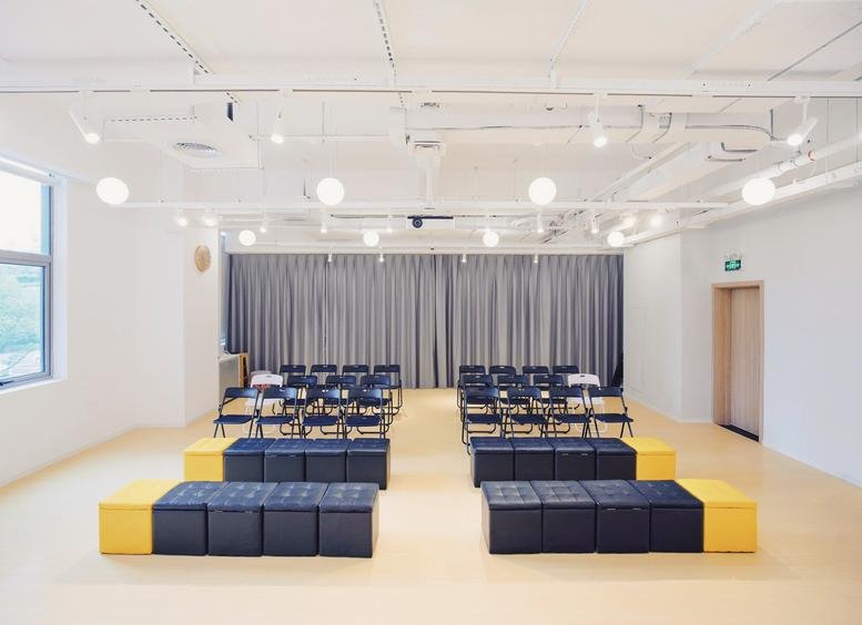 Spacious presentation hall with theater seating and modern lighting at Building 7, Zhangjiang Microelectronics Port.