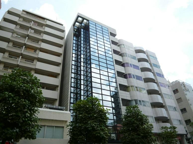 Exterior view of the glass-facade Fuji Building in Kita-Aoyama.