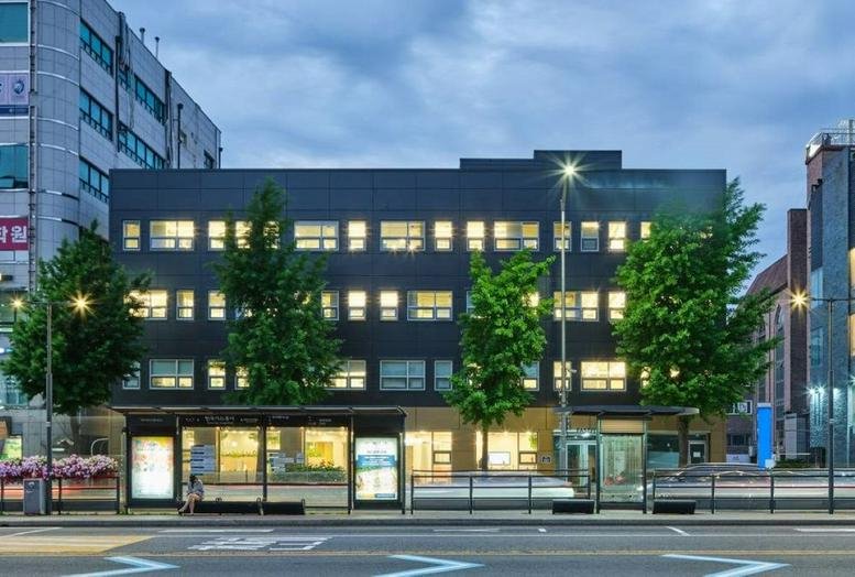 Evening exterior view of the modern dark-facade building at 337, Gonghang-daero, Seoul.