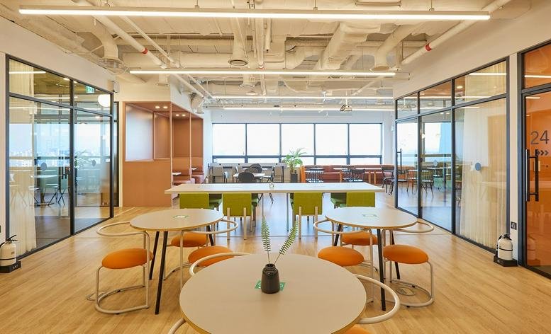 Wide-angle view of a modern coworking space at 36, Teheran-ro 87-gil, Samsung 1, Seoul.
