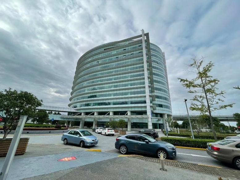 Exterior view of the curved glass-facade at Reed International Building 1.