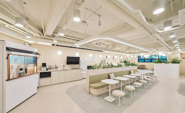 Spacious communal lounge at 61, Namhyeon 3-gil, Sading 1, Seoul featuring a snack bar and booth seating.