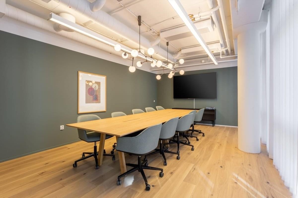 Professional meeting room at De Yue Windows of Knowledge with a long wooden table and grey chairs.