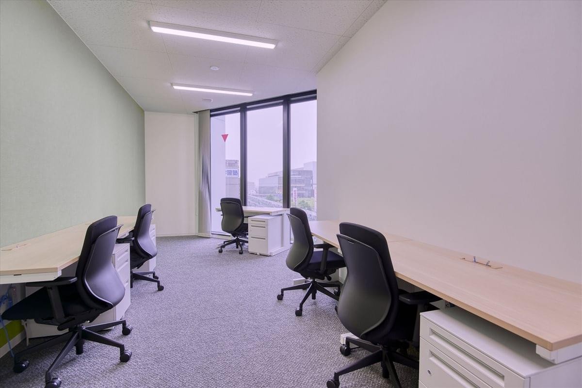 Spacious open-plan workspace at Banners Building 3-5F, 3-11 Sakaecho, Takasaki with modern ergonomic chairs.