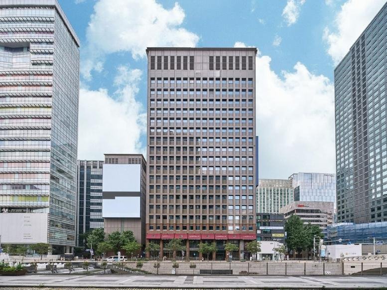 Exterior view of the multi-story facade at Cheonggye Hanguk Building, Gwanghwamun Branch.